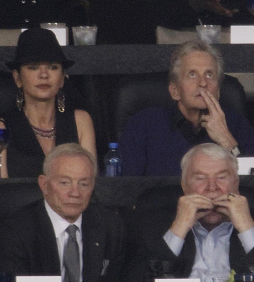 Endlich geht es ihm wieder besser! Der an Krebs erkrankte Schauspieler Michael Douglas zeigte sich schon fast wieder in alter Form gemeinsam mit seiner Frau Catherine Zeta-Jones in der Loge