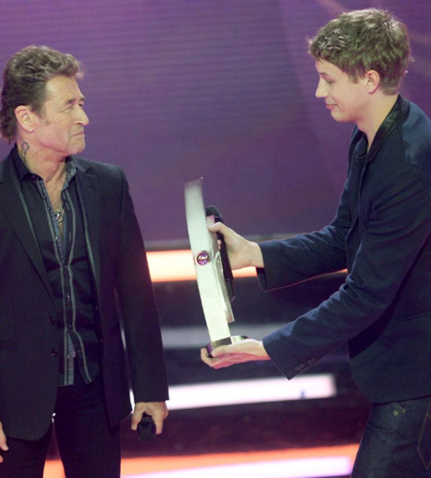 Sänger Tim Bendzko (r) u?berreicht dem Musiker Peter Maffay einen Ehrenecho für sein soziales Engagement