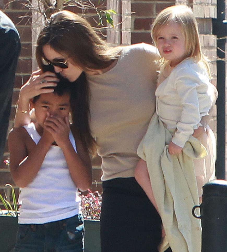 So sieht man den Familien-Clan selten. Angelina besuchte Brad am Filmset und genießt jede freie Minute mit ihren Liebsten