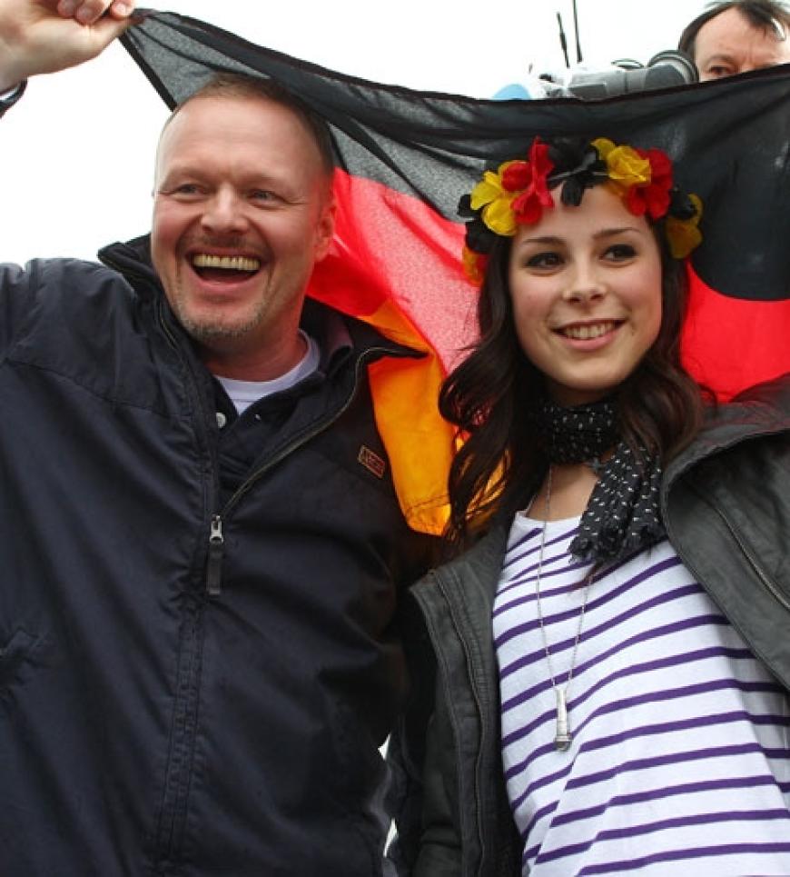 Eine Lufthansa-Sondermaschine brachte sie zusammen mit Stefan Raab zurück nach Deutschland