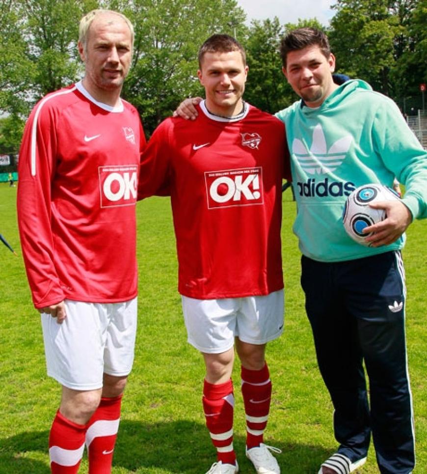 Ex-Fußballprofi Sergej Barbarez, Eishockey-Star Alexander Dotzler (Hamburg Freezers) und TV-Koch Tim Mälzer stellen sich für ein Erinnerungsfoto auf