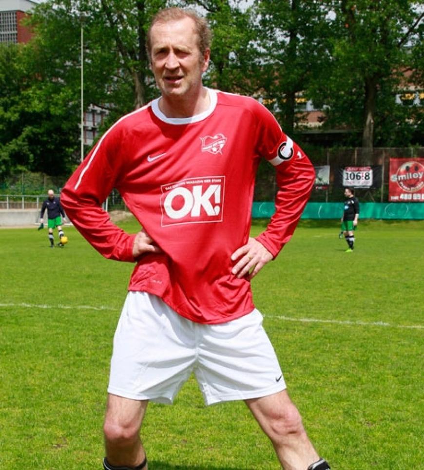 Schauspieler Peter Lohmeyer macht sich warm. Im Publikum feuerte ihn übrigens seine Freundin Sarah Wiener an
