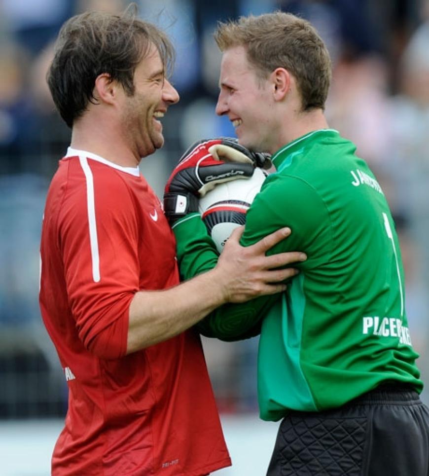 Sasha greift an! Da muss der Torwart des Ärzte-Teams höllisch aufpassen