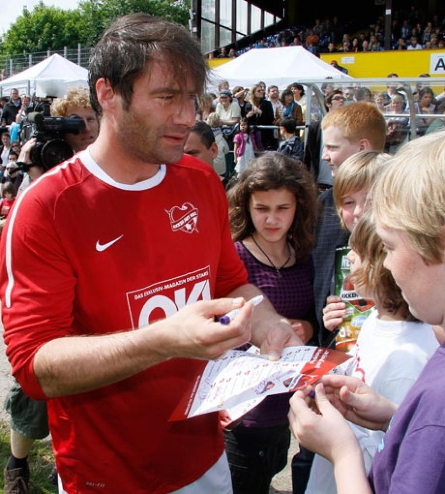 Nach dem Spiel schrieb Sasha fleißig Autogramme. Der Nachmittag hat sich für die Fans und für die Herz-Kinder-Hilfe Hamburg sehr gelohnt. Insgesamt wurde eine Rekordsumme in Höhe von 55.000 Euro eingenommen! Einfach toll! Wir freuen uns schon auf das nächste Jahr!