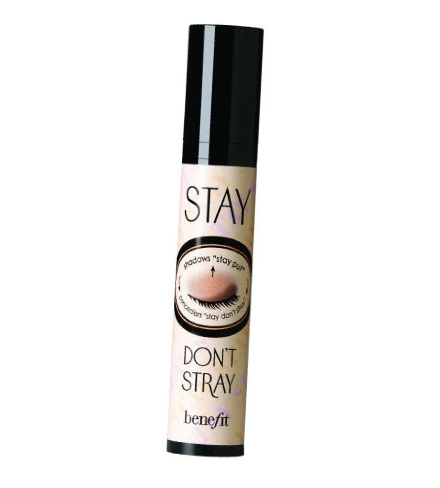 Damit der Lidschatten bleibt wo er hingehört: Lidschattenbase Stay Dont Stray von Benefit, ca. 25 Euro