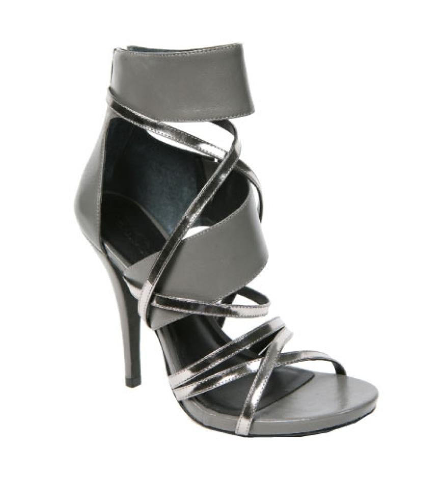 Hochglanz Fesselsandalen von DKNY, ca. 280 Euro