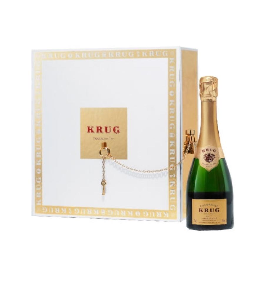 Ein Prosit auf die Liebe! In dieser kleinen Schatztruhe verbirgt sich eine kleine Flasche Grande-Cuvee-Champagner und zwei passende Gläser. Damit begießen wir den Bund fürs Leben! Treasure for Two Box von Krug, ca. 95 Euro