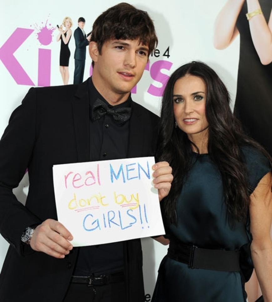 Politisch aktiv: Auf seiner Twitter-Seite verriet Ashton Kutcher, dass er an einem neuen Sozial-Projekt mitarbeitet. Auf seinem Schild steht: Echte Männer kaufen keine Mädchen!