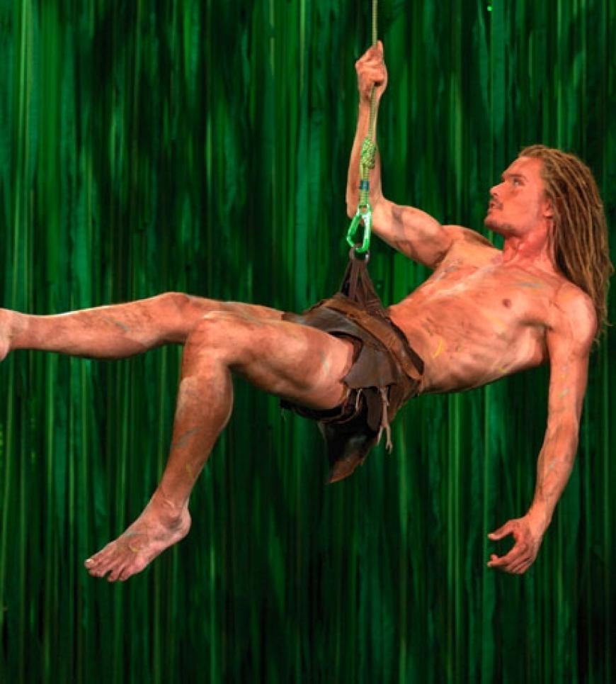 Tarzan schwingt an der Liane