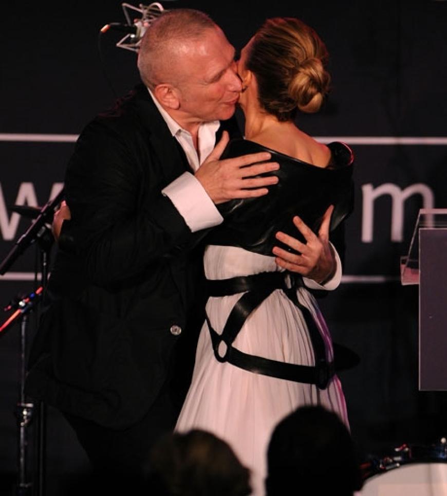 Jean-Paul Gaultier wird von Kylie Minogue beglückwünscht