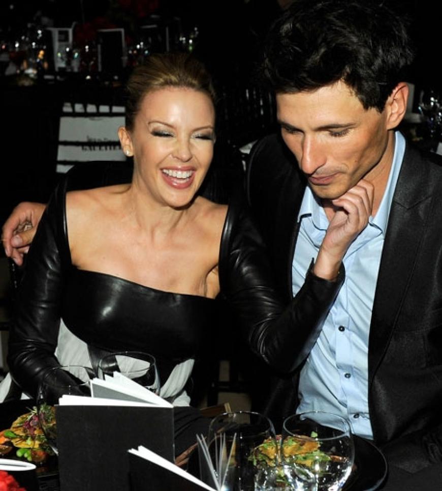 Sieht so ein Paar kurz vor der Trennung aus? Wohl kaum. Kylie Minogue und ihr Freund Andres Velencoso zeigten sich demonstrativ glücklich in der Öffentlichkeit. Zu Beginn der Woche verdichteten sich die Gerüchte um ein mögliches Liebes-Aus