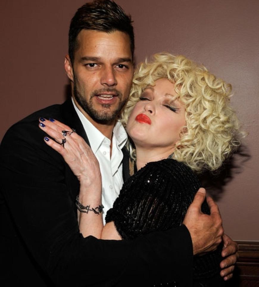 Cyndi Lauper küsst Ricky Martin...
