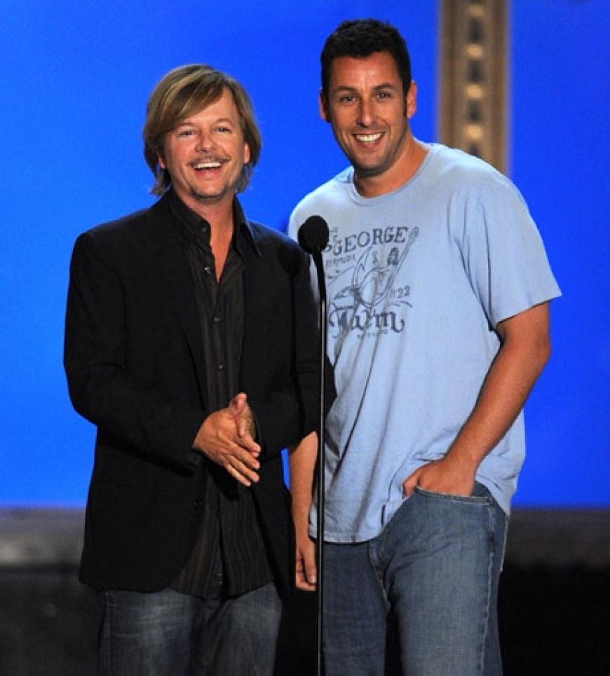 Schauspieler David Spade übergab gemeinsam mit Adam Sandler eine Trophäe ...