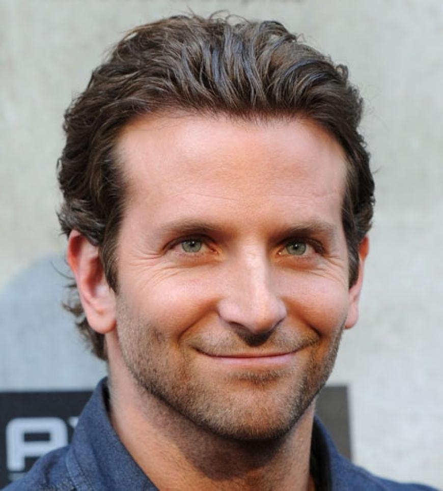 Kam ohne seine Lebensgefährtin Renee Zellweger, dafür aber mit seinen besten Kumpels: Schauspieler Bradley Cooper
