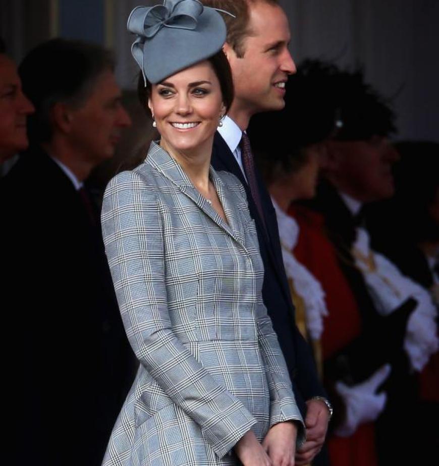 Hier zeigt sich Catherine zum ersten Mal nach Bekanntwerden ihrer zweiten Schwangerschaft - wunderschön wie immer! In einem neuen Mantel von Alexander McQueen mit grauen Karomuster begrüßte die werdende Mutter glücklich alle Anwesenden. Im