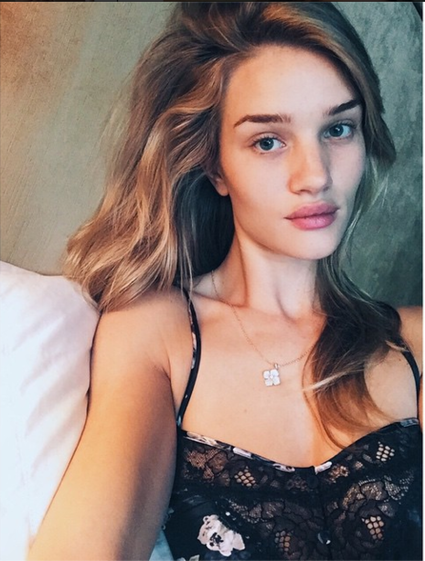Rosie Huntington Whitely ist auch auch ohne Make-up eine wahre Schönheit. Zum Neidischwerden!