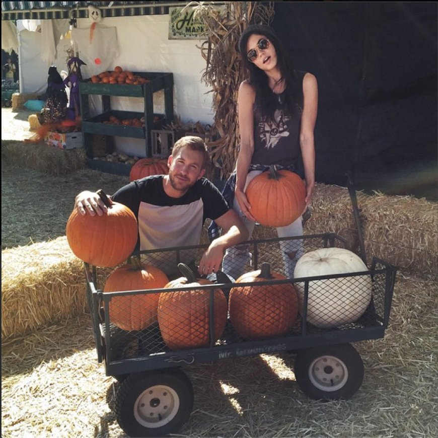Model Aarika Gerette schmückt mit ihrem Schatz ihr Eigenheim mit hübschen Kürbissen. It's Halloween-Time!