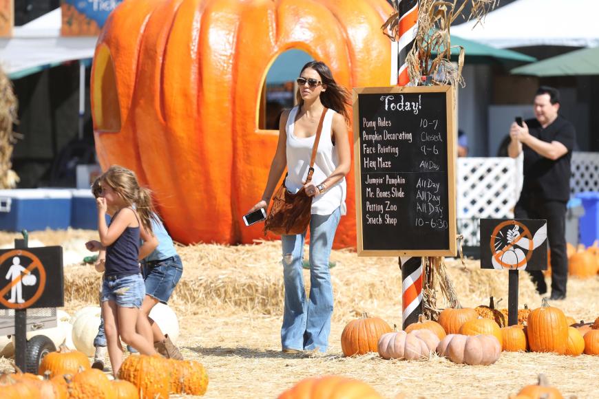 Kürbisse dürfen an Halloween natürlich nicht fehlen! Das findet auch Jessica Alba, die mit ihren Kids Honor Marie und Haven Garner beim