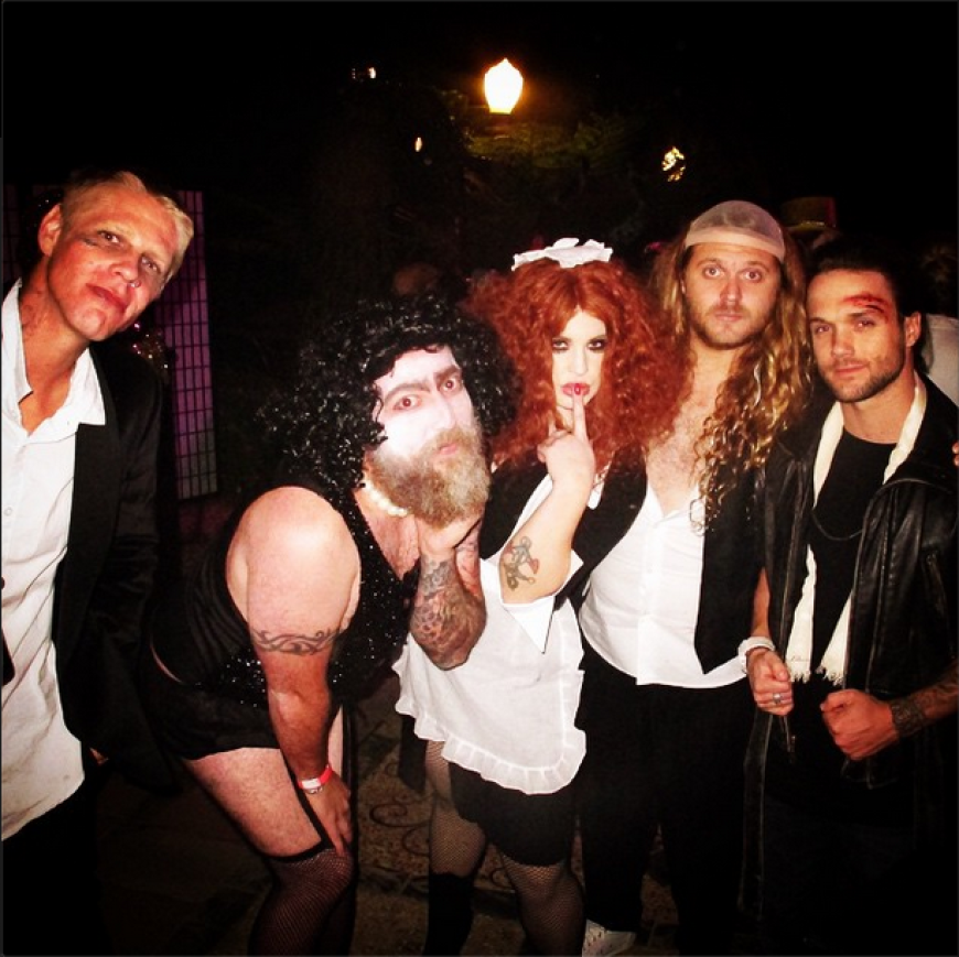 Es ist Pop-und Rockmusikerin Kelly Osbourne, die mit ihren Halloween-Kumpels eine wilde Sause feiert