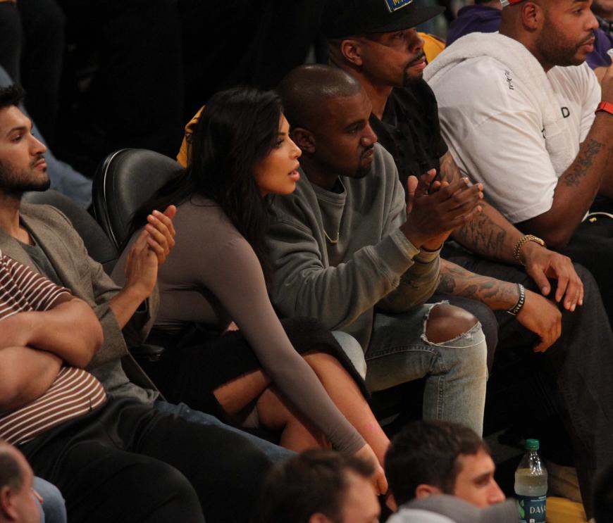Auch eine Kardashian ist nicht perfekt: Kim Kardashian sorgt beim Lakers-Spiel in Los Angeles für Cellulite-Alarm samt Spanx-Blitzer