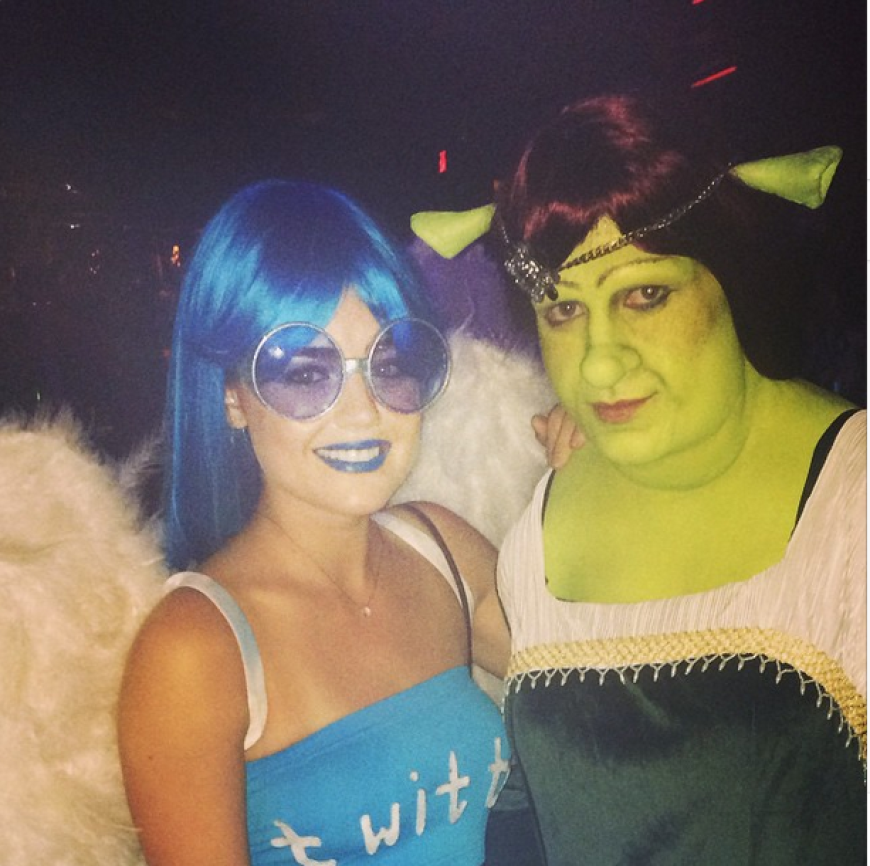 Gemeinsam mit Lucy Hale zelebriert der TV-Star Halloween