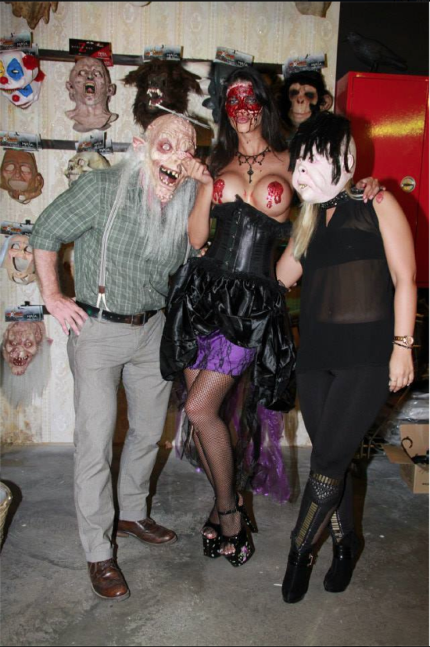 Oh là là! Das blutbedeckte Busenwunder neben ihre Halloween-Promi-Freunden viel Haut