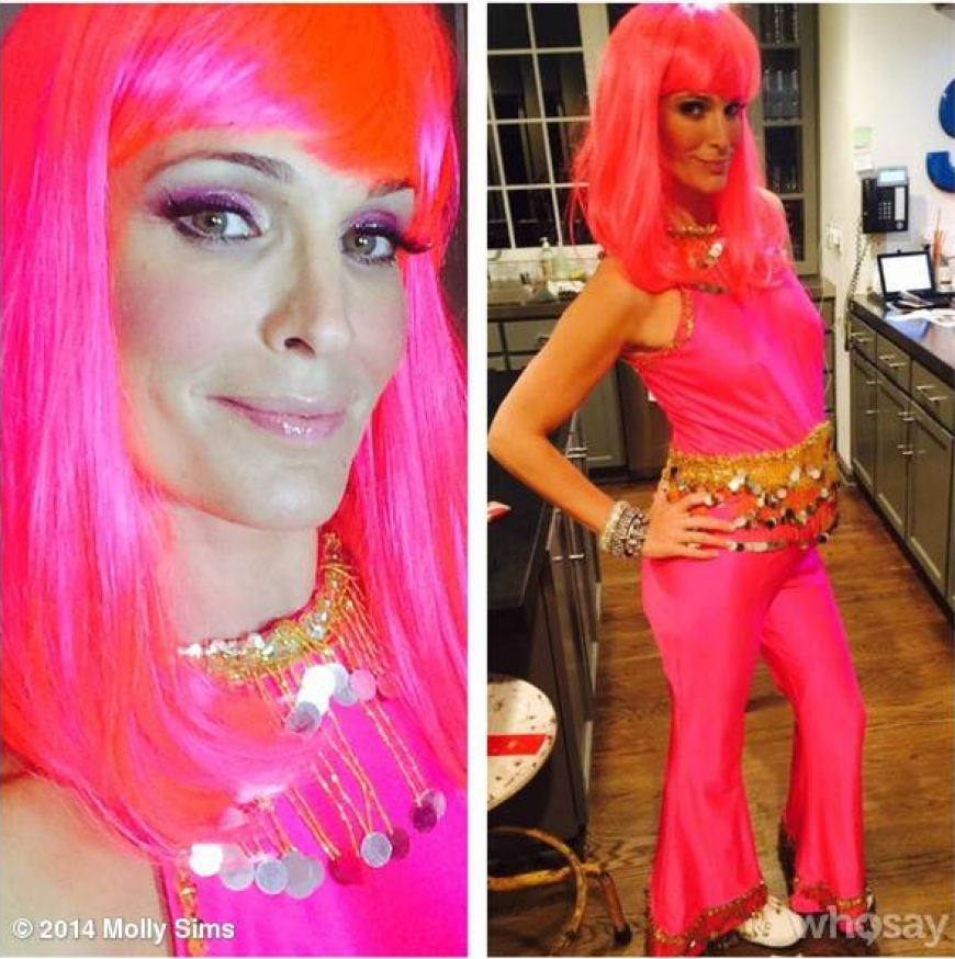 Schauspielerin Molly Sims mag's grell - klar, dass ihr Halloween-Outfit da ein wenig bunter ausfällt. Erinnert an die 70er, oder?