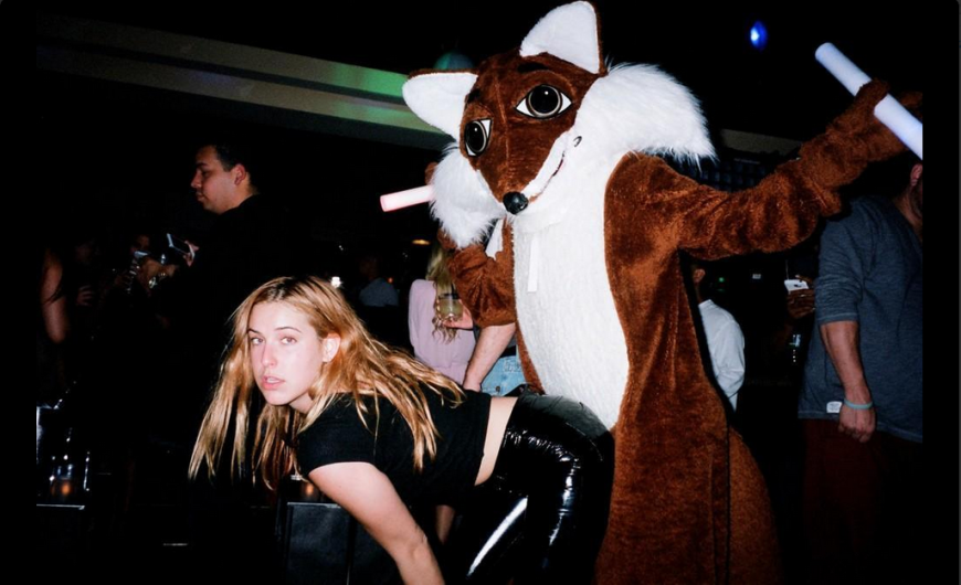 Das soll sexy sein? Wohl eher kaum! Scout Willis ließ sich auf einer Party von einer im Fuchskostüm verkleideten Person auspeitschen