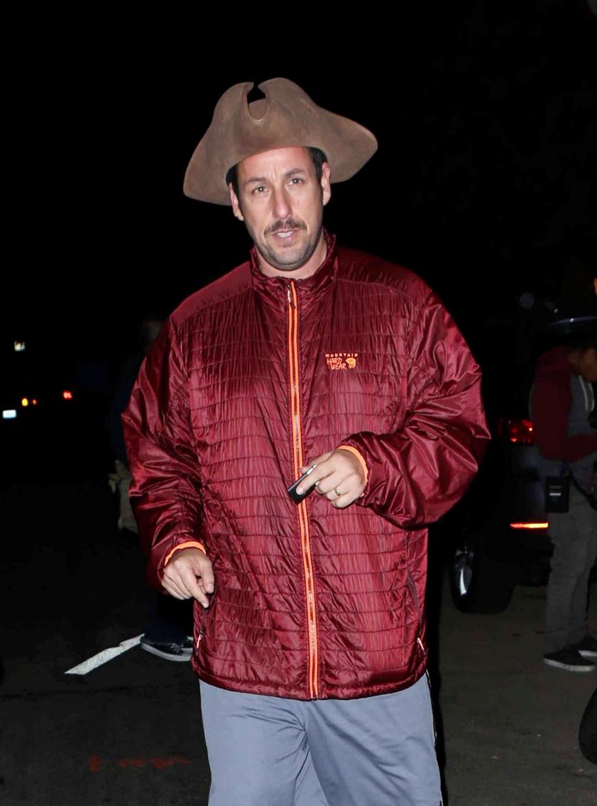 Adam Sandlers Outfit sieht auf den ersten Blick eher unspektakulär aus. Der