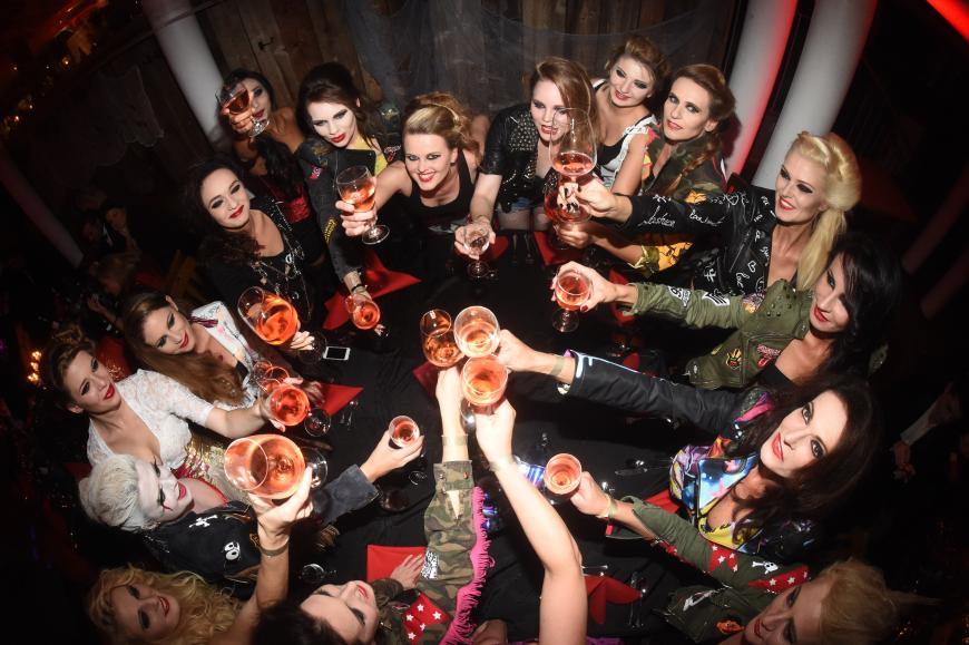 Gruppenfoto auf der Promi- Halloweenparty in Brentwood. Tolle Outfits, gute Stimmung und schaurig-beschwipste Drinks standen hier im Vordergrund