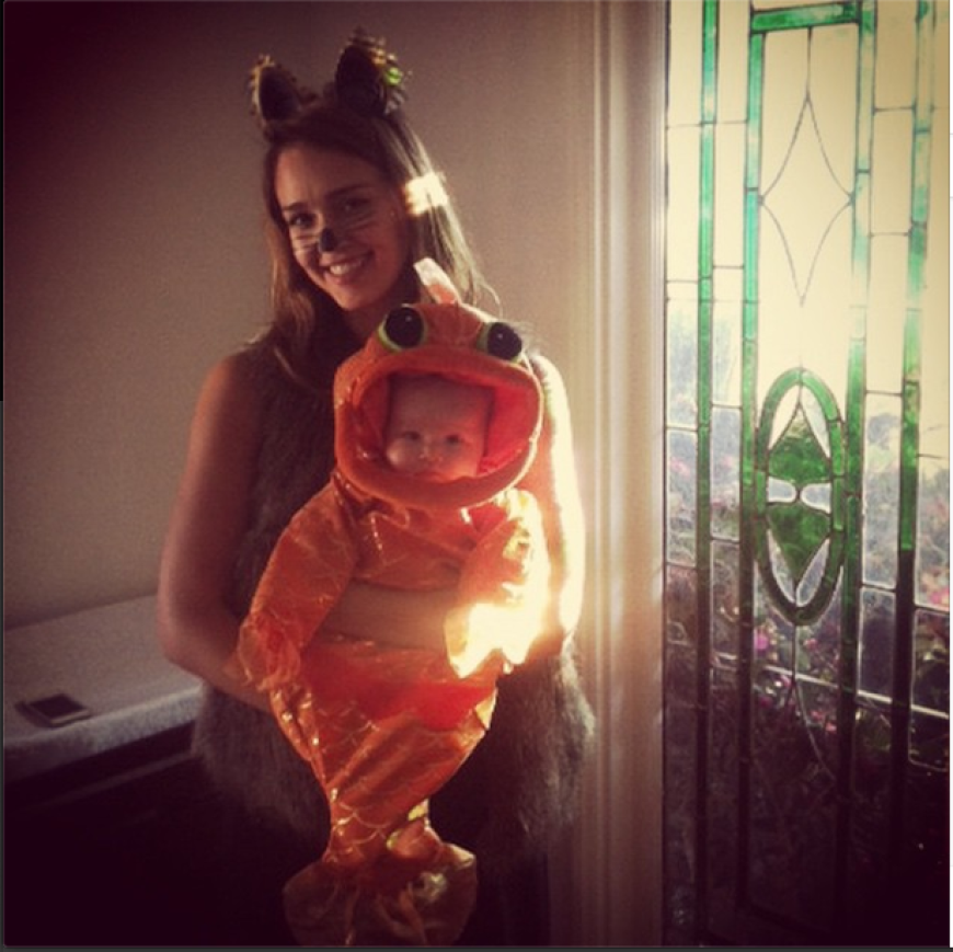 So feierten Jessica Alba und ihr Spross Halloween vor drei Jahren! Diesen süßen Schnappschuss postete die Schauspielerin jetzt auf Instagram