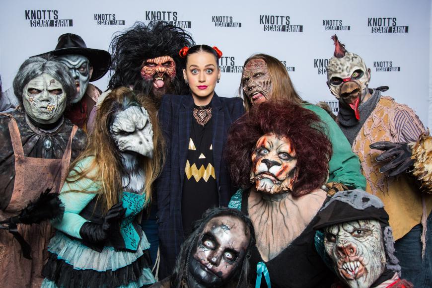 Da das Popsternchen selber Angst: Katy Perry inmitten grausiger Schauergestalten