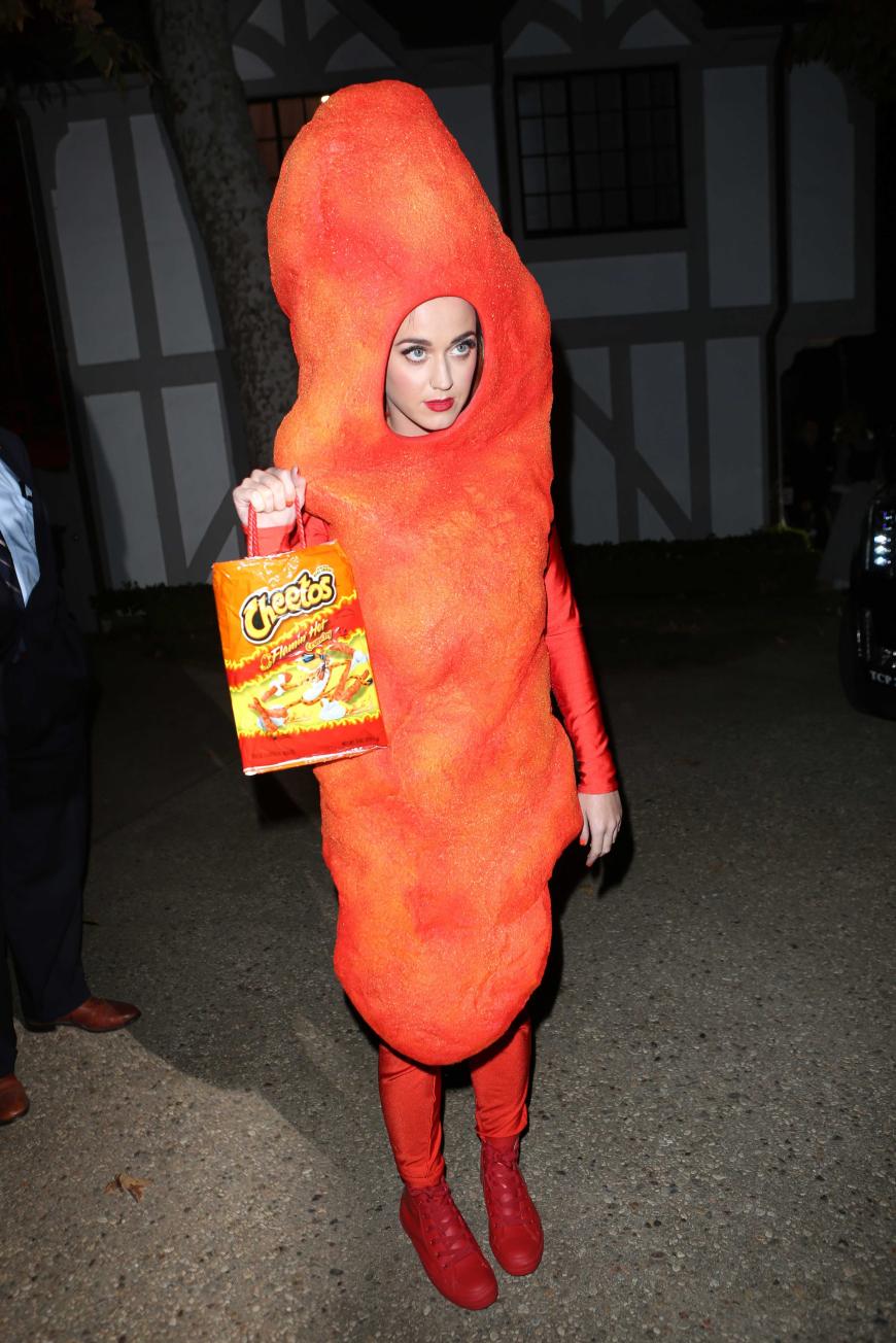 Katy Perry erschien auf einer Promi-Halloween-Party in einem rieseigen orangenen und unförmigen Kostüm. Was will die Popdiva nur darstellen? - Ein
