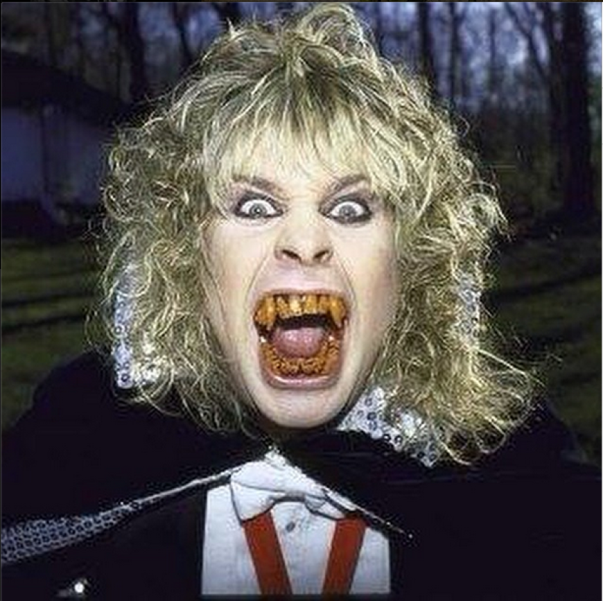 Da läuft einem beim Anblick doch glatt ein Schauer über den Rücken: Ozzy Osbourne als schauriger Vampir auf Instagram