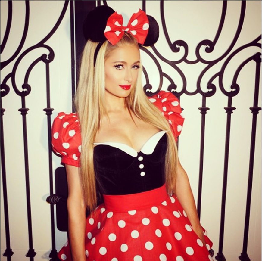 Zweite Party, zweites Outfit: Hier präsentiert sich Paris Hilton als Micky Mouse. Wie man sieht, mag das It-Girl es lieber sexy