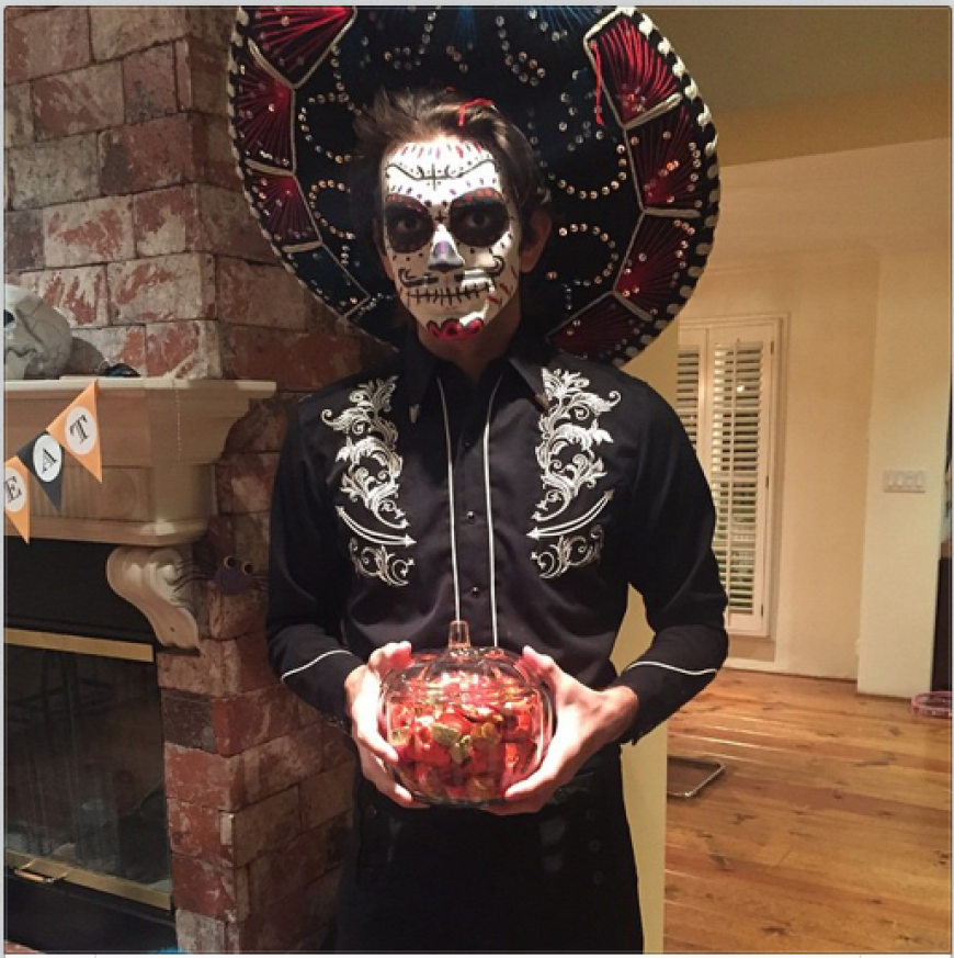 Süßes oder Saures? Pete Wentz hat gleich einen Vorrat an Chili-Sprosen mitgebracht, als er im Grusel-Outfit auf einer Halloween-Party erschien