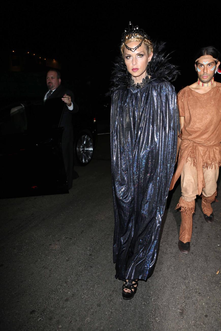 Rachel Zoe als dunkle misteriöse Gestalt. Hier ist sie gerade auf dem Weg zu Kate Hudsons Riesen-Halloween-Party