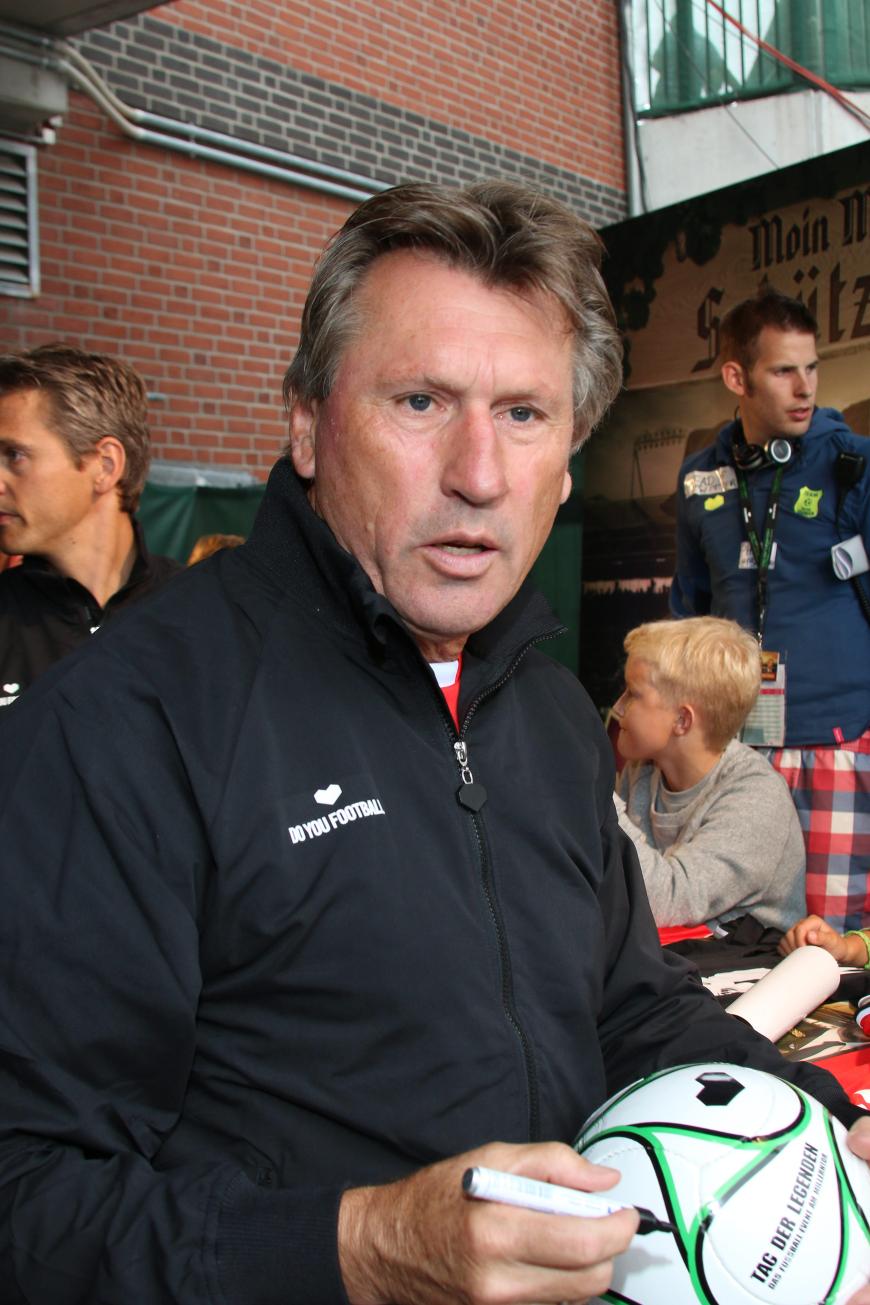 Ex-Profi-Kicker Manfred Kaltz könnte bald in den Dschungel einziehen