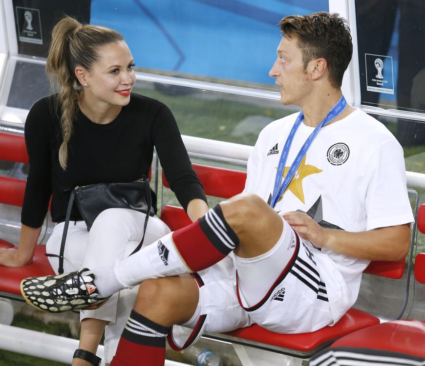 Gibt es doch noch ein Liebes-Comeback? Mesut Özil macht mit seinem Like auf Mandy Capristos Instagram-Account Hoffnung auf einen Neuanfang