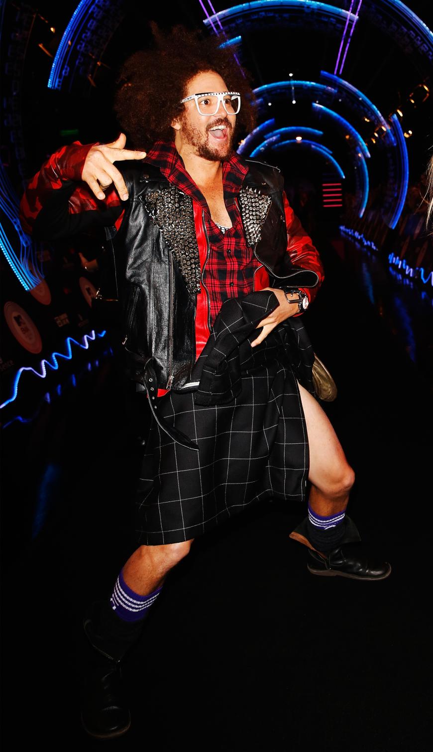 Redfoo von LMFAO nutzte den Besuch im Land der Whiskeys und Schafe für ein modisches Statement: Er kam im Kilt. Man erzählt sich, er trug Unterwäsche...