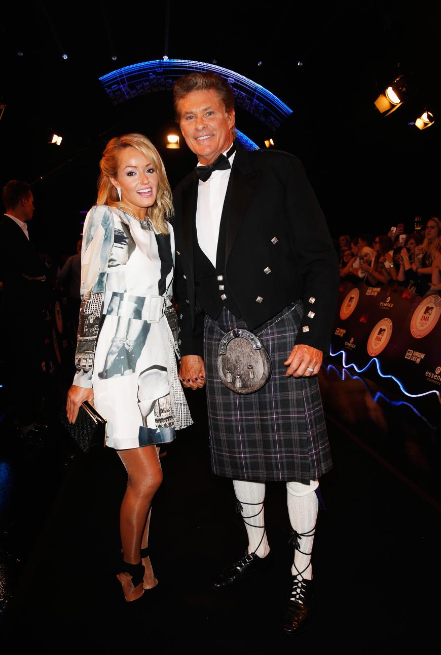 Während in Berlin 25 Jahre Mauerfall zelebriert wurde, fehlte einer: David Hasselhoff vergnügte sich lieber mit seiner 27 Jahre jüngeren Liebsten Hayley Roberts in Glasgow. Auch im Kilt!