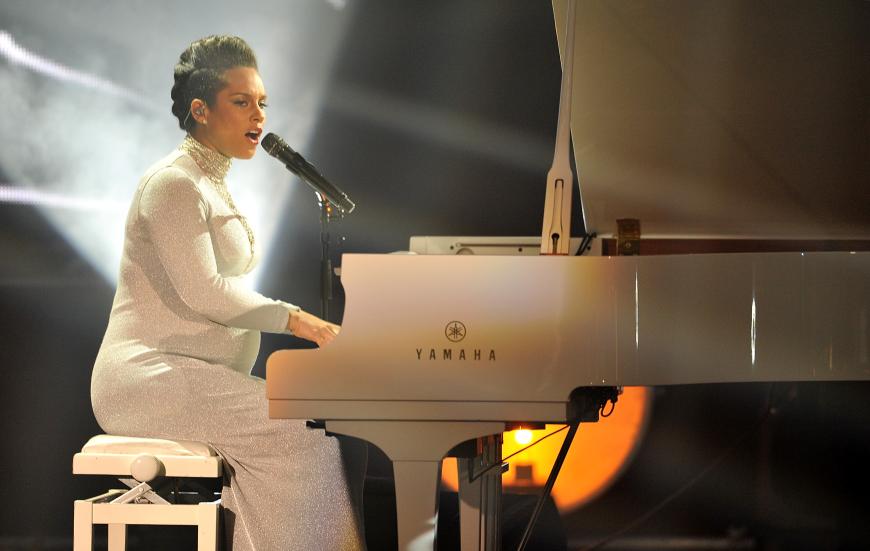 Alicia Keys setzt sich mit Mega-Babybauch an das weiße Piano...