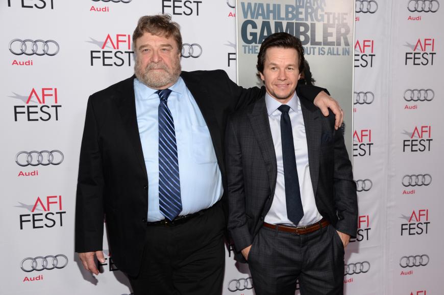 Neben Schauspiel-Kollege John Goodman sieht Wahlberg noch schmaler aus als er ohnehin schon ist...