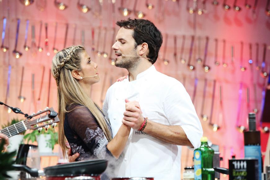 Panagiota Petridou bezirzte den Star-Koch Steffen Henssler im TV und tanzte mit ihm