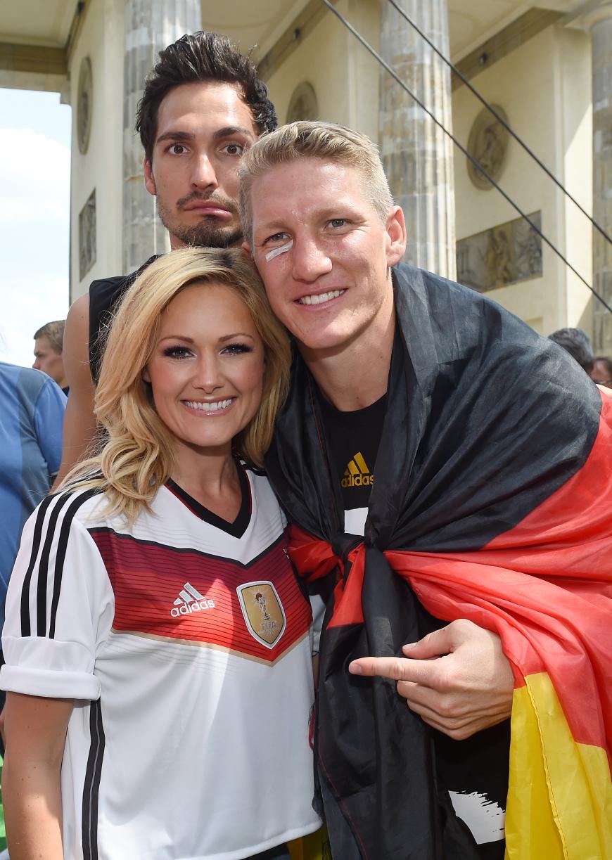 Legendäre Fotobombe: Mats Hummels veralbert Helena Fischer (l.) und Bastian Schweinsteiger (r.) bei der WM-Siegesfeier in Berlin.