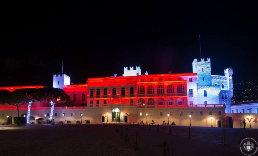 Der Palast in Monaco ist zur Feier der Geburt hell erleuchtet.