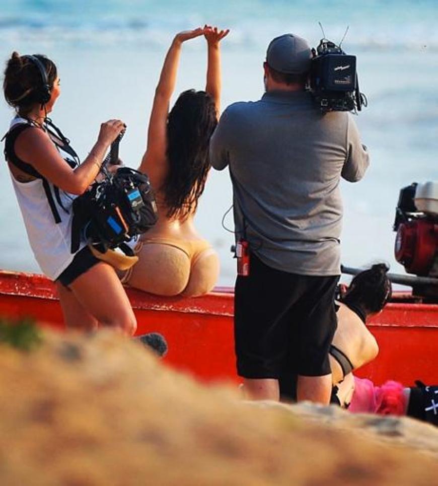 Kim Kardashian posiert auch im Urlaub in Thailand für ein XXL-Po-Shooting.