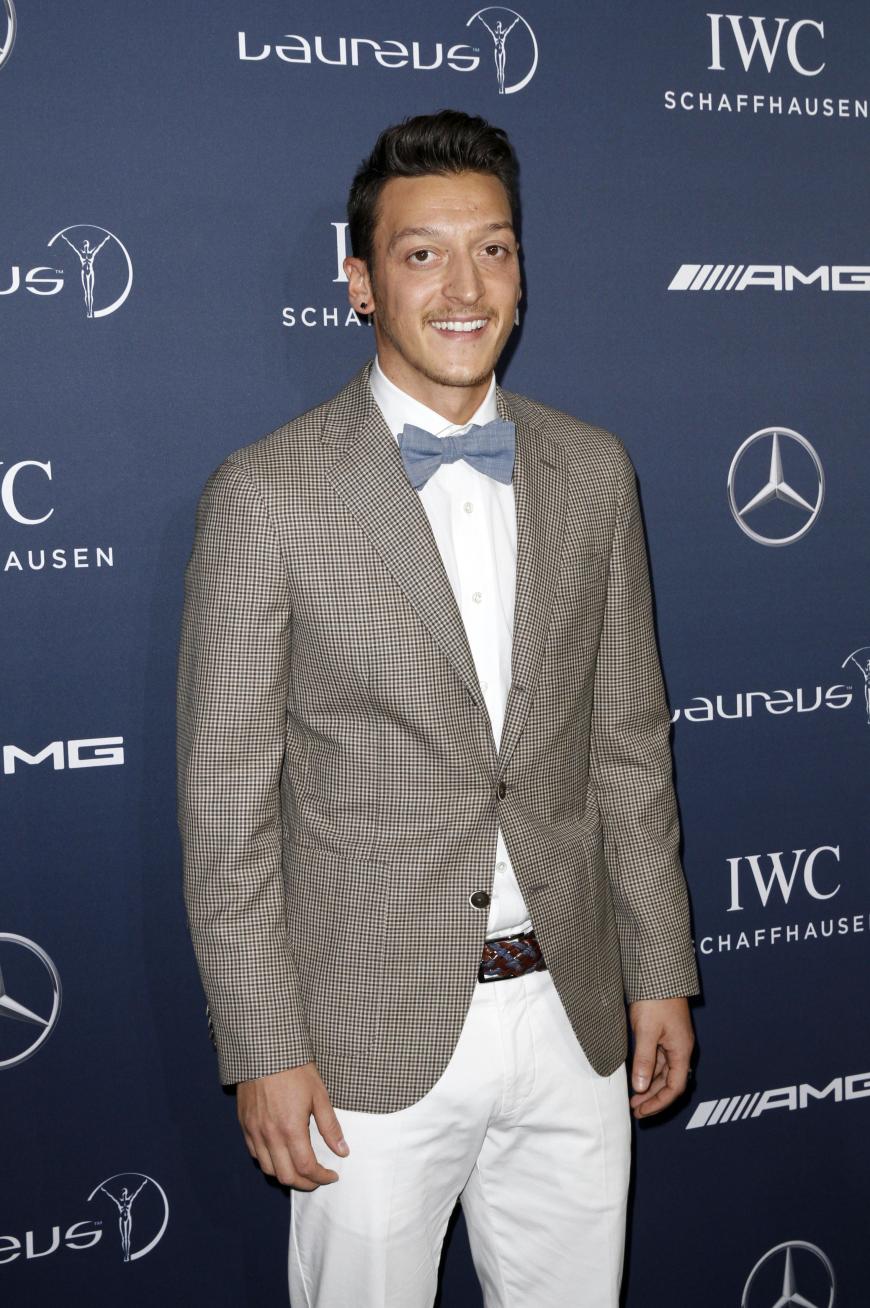 Mesut Özil stärkt Mandy Capristo nach Kay Ones Attacke den Rücken und folgt ihr wieder auf Instagram.