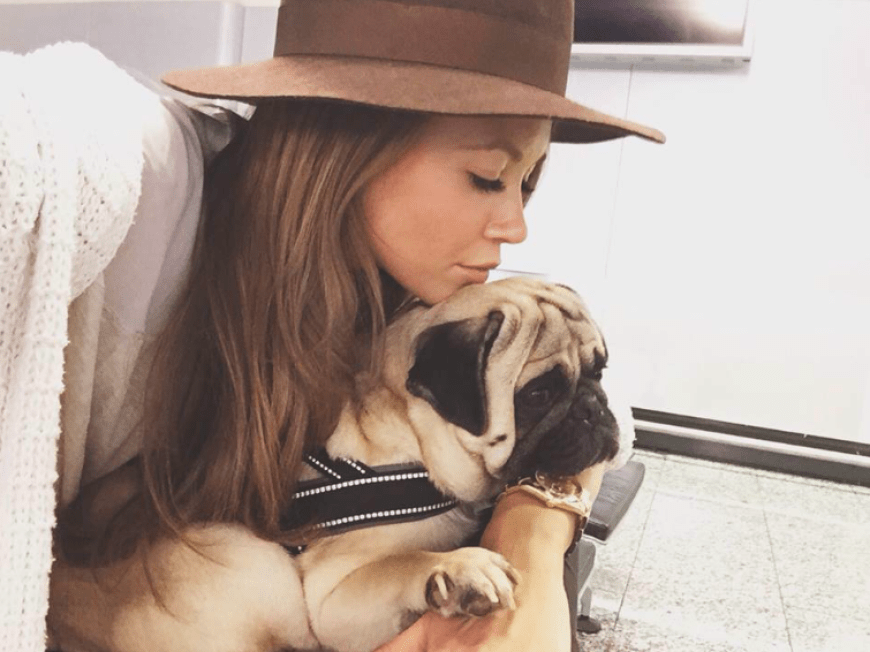 Die Sängerin verbringt Zeit mit ihrem Hund.