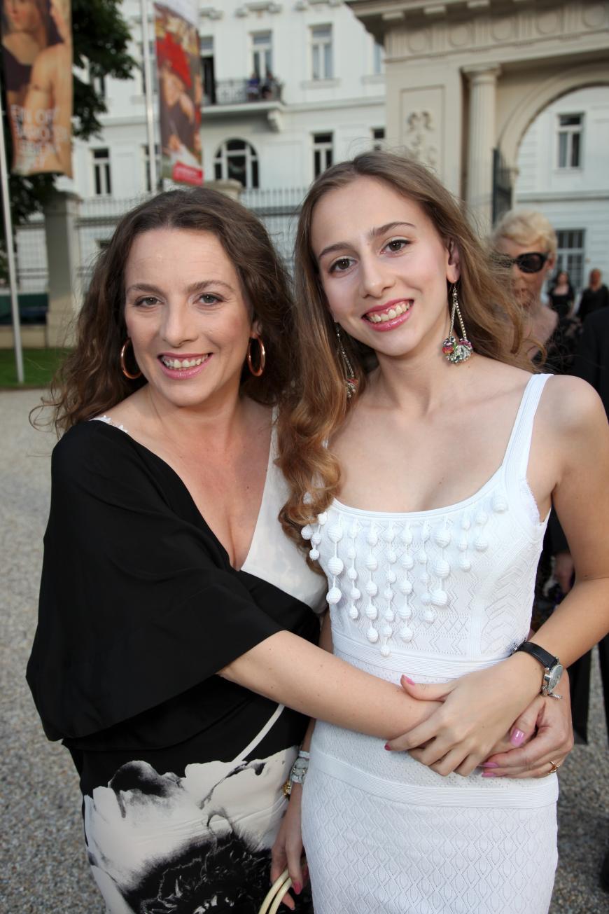 Gloria mit ihrer Mutter Sabrina Burda